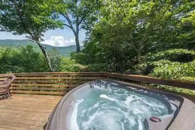 Image de Tree Top Too | Montreat Home with Grill, Hot Tub & Partial Mountain Views!