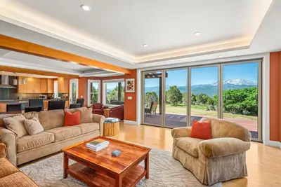 Image de Gorgeous Views! 4 bedroom, Sleeps 10, contemporary home on 6. 8 acres