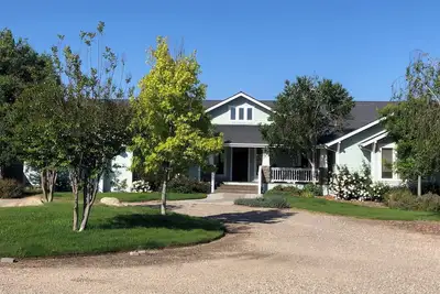 Image de 5-bedroom ranch house on 5 acres with Mountain views in adorable Santa Ynez