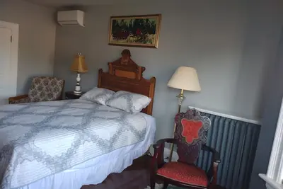 Image de Antique Retreat Private Apt near downtown& arena, dining & activities