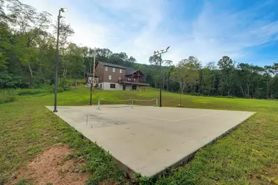 Image de Hidden Acres Retreat | Pickleball + Basketball Court!