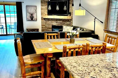 Image de New! ! ! Cozy, Rustic 2-bedroom townhome Near Starved Rock! ! !