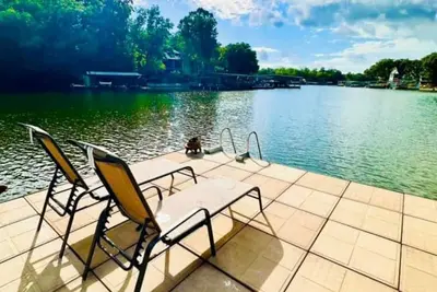 Image de Lakefront Oasis Sunrise Beach with dock