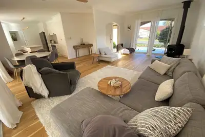Image de Light modern airy beachy feel house. Pet friendly