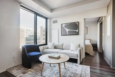 Image de Luxe Theater Dist 2br w/ Gym, Lounge, Rooftop & A/C, by Blueground