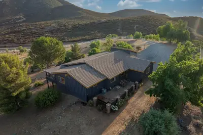 Image de The Black Mountain Cabin/Welcoming Temecula. Pet Friendly! Nature + Wine
