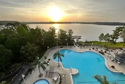 Image de Lakefront condo with beautiful views, wifi, central Ac, shared pool, & hot tub