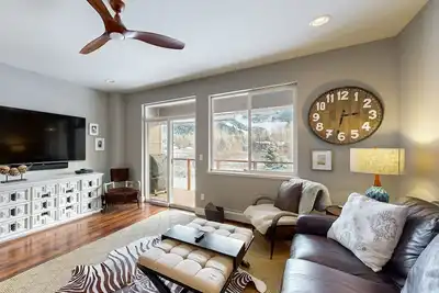 Image de Stunning mountain-view home on Glacier Creek with deck, Bbq, and family friendly