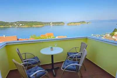Image de Appartement de deux chambres avec le balcon et la vue sur le mer Supetarska Draga - Gornja, Rab (A-13645-e)