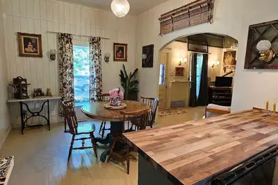 Image de Charming Red Lodge pet friendly home with covered front porch. 🏡🐾\n\n\n\n