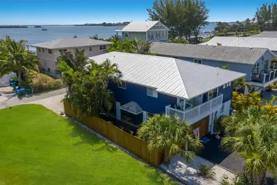Image de Full duplex with private pool, outdoor area, renovated interior, & 2 kitchens