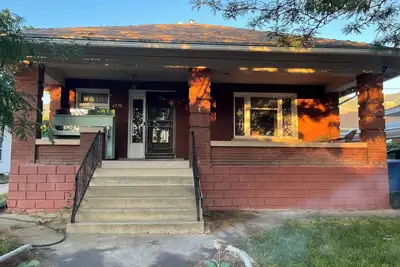 Image de Recently Renovated Brick Bungalow in Historic Neighborhood.