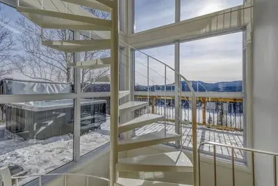 Image de Lakeview Luxe Chalet+Private Jacuzzi & Lake Access