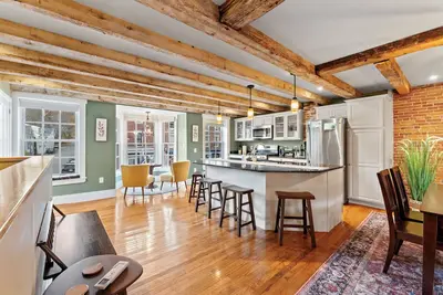 Image de Downtown, River Views, Dining, King & Queen beds!