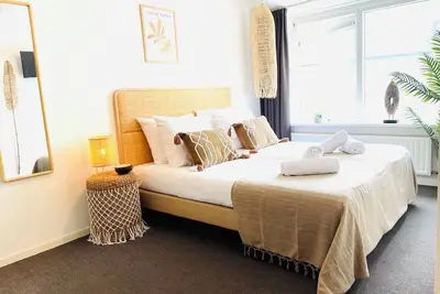 Image de Confort abordable pour les groupes — 9 chambres privées pour un séjour reposant près de la plage.