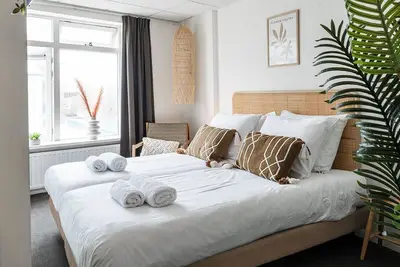 Image de Découvrez le charme d’une petite chambre élégante au bord de la mer avec une ambiance Ibiza