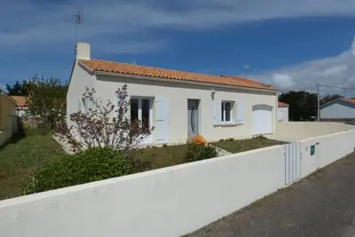 Image de Maison lumineuse avec jardin près de la plage - 2 chambres, animaux acceptés, Wifi, parking