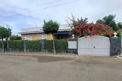 A 10 Minutos de Sevilla. Chalet Independiente, con Piscina y muy Tranquilo