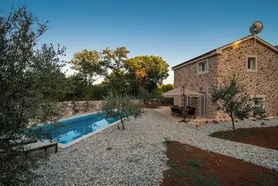 Image de Steinvilla mit Pool, Umgeben von Olivenbäumen