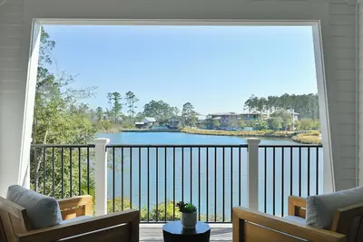 Image de Montage 5br, Carriage House, Lagoon View Moreland Village Home 5573