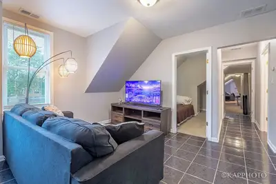 Image de Spacious 4-bedroom apartment with Ac and WiFi in terrific Chicago