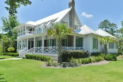 Montage 5br, Pool and Carriage House, Lagoon Moreland Village Home 5600