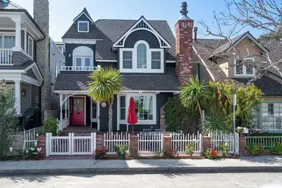 Image de Historical two-story charmer - 4-bedroom 4 baths