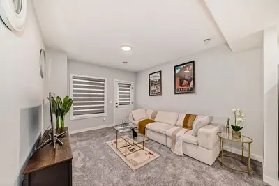 Image de Cozy Basement Suite, tastefully furnished