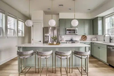 Image de New Three-Story Beauty Has Two King Suites and Pirate’s Cove Views in Depoe Bay!