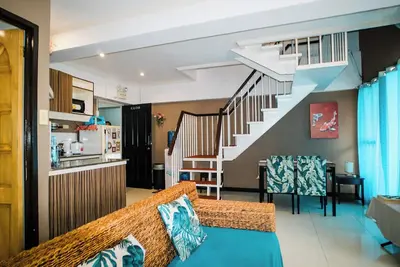 Image de A 2-bedroom condo w\/ 2 king-sized bed and spacious living room near to Airport.