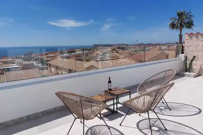 Image de Maison avec terrasses et vue imprenable sur mer, 2 chambres, à 500m de la plage.