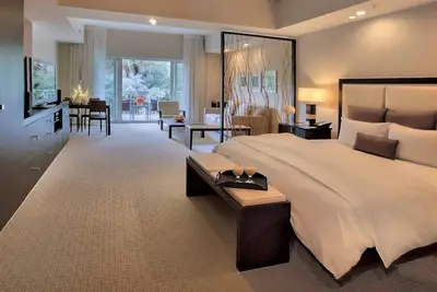 Image de Full Kitchen, Living Area, Rain Shower & Jet Tub