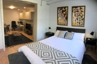 Image de New to Vrbo: Adorable studio nestled in the heart of Flynn