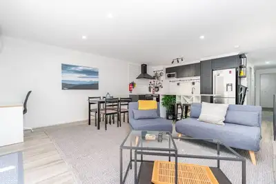 Image de New to Vrbo: Stylish Stay in Griffith 3 mins from Kingston