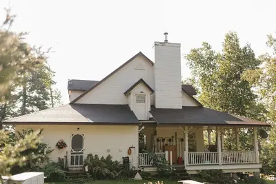 Image de Relaxing Island Lakeside Lodge with wrap around porch on Lake Cecebe