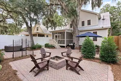 Image de Private Home with Outdoor Oasis: Hot Tub | Fire Pit | Screen Porch | Grills | Games | Baby Gear