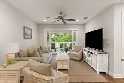 Image de Beachfront Top Floor Condo | Pool | Elevator | Balcony | Beach Gear | Ground-Level Storage