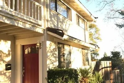 Image de Sun-Lit 2-Story Gem: Luxe Beds-Heated Floor-Near Shops-Dining-Fun, Great for Fams