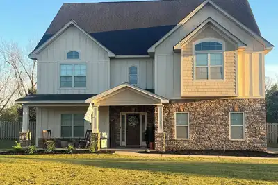 Image de Only 8 miles away from the course this large 6 bedroom is perfect for your group