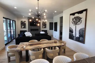 Image de Juniper Point Brand New Contemporary Home in the Pines. Close to Downtown.