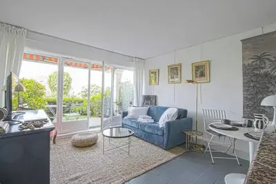 Image de Studio en rez-de-jardin - vue sur mer