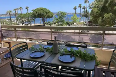 Image de Studio avec grand balcon - vue mer