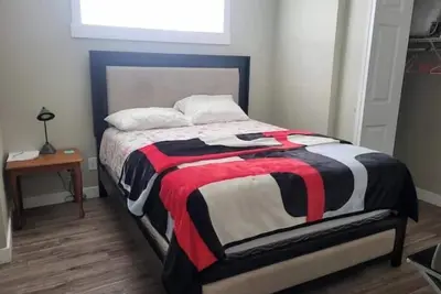 Image de Home of comfort with Insulated garage parking\n\n