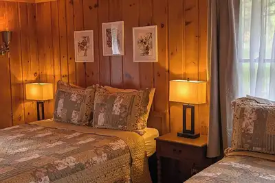 Image de Newly renovated_Nested in Pine Trees_Cabin 18
