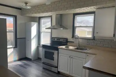Convenient location. 2 bedrooms 5 minutes from Flint airport