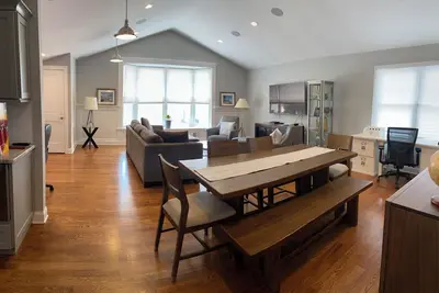 Image de Modern Beauty - 3 Br/ 2 Ba Apt. - 10 miles to Nyc. Natural Gas Grill & Fire Pit