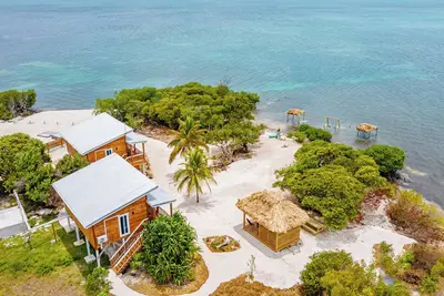 4 Secluded water front studios with WiFi and Ac in lovely Caye Caulker.