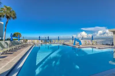Image de 1br Condo w\/ Pool, Restaurant & Bay Views