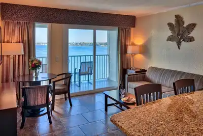 Image de 1br Condo Near Airport w/ Pool & Bay Views