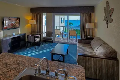 Image de 1br Condo Near Airport - Bay Views & Pool